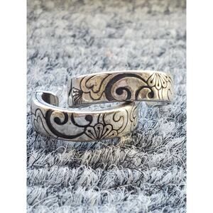 Brighton Silver-Tone Etched Floral Hoop Earrings – 90s Retro Style – 0.7 in